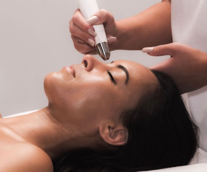 Dermadrop-TDA-Behandlung: der Handgriff führt Wirkstoffe ohne Nadel in die Haut einer liegenden Kundin