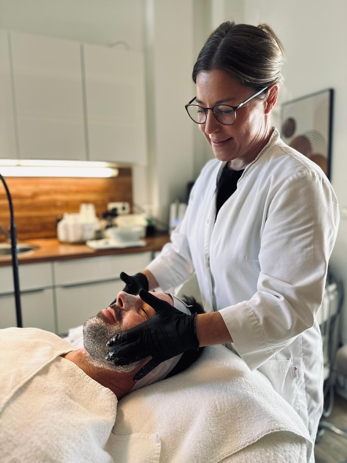 Isabel Gerber bei einer Gesichtsbehandlung im EASY SKIN Studio in Gräfelfing